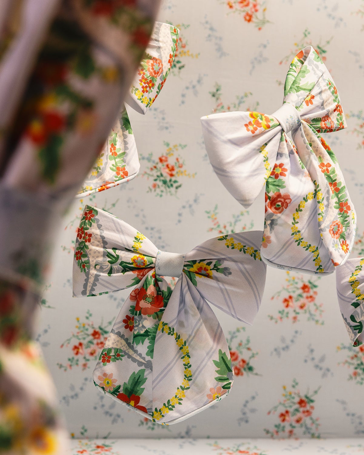 LUXURY BOW MW LIBERTY RIBBON CASADE