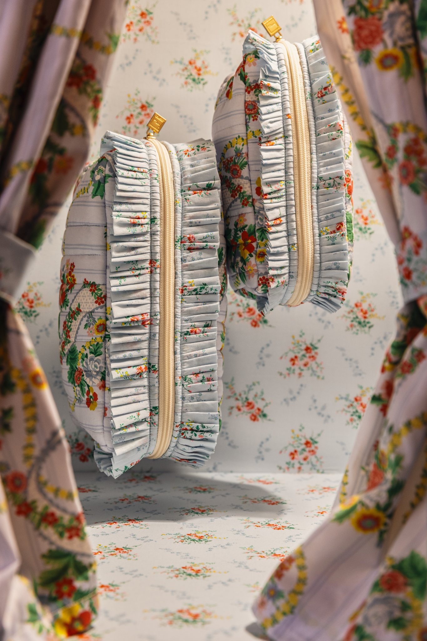 POUCH XS SQUARE RUFFLES MW LIBERTY RIBBON CASADE