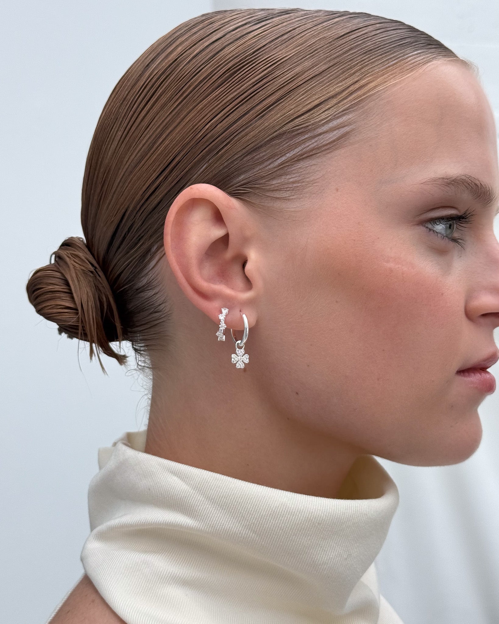 MEDIUM SILVER HOOPS
